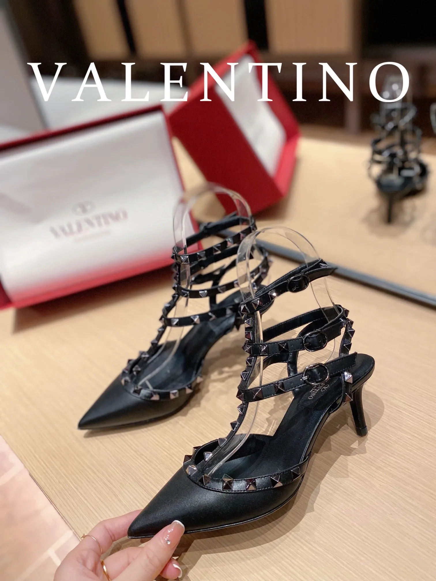 P👟👟Ex-factory price 560👟👟 Women's shoes, women's clothing 𝙑𝙖𝙡𝙚𝙣𝙩𝙞𝙣𝙤/Valentino𝙑𝙏 🎁Latest colors😍ʚ😊ɞ has been an Italian national treasure brand since the 1960s. Timeless and deeply rooted in people's hearts❤ Never out of date. One of the must-have items 〰 ɪɴѓᴏʀᴍᴀᴛɪᴏɴ 〰♡ There are many colors for you to choose from💝Original molded electric rivets (non-oxidized) High-end customized imported cowhide➠Mirror patent leather❗️Details in place🆚Exclusive color card💯Comfortable sheepskin lining✅Imported Italian leather outsole🇮🇹 Size: 35-39 (34.40.41.4👟👟Ex-factory price 4) Also customized♡♡ Heel height: ➠6.5cm
